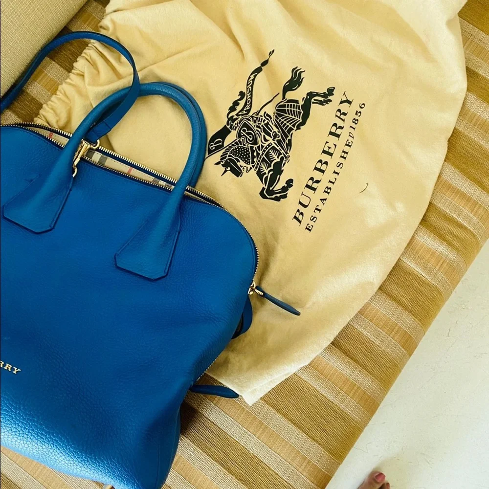 Blue Burberry stunning grain leather medium bag, with golden Burberry logo💙💙💙 - Picture 2 of 4